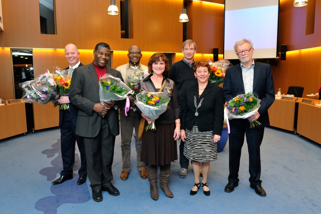 De zes raadsleden en burgemeester Kopmanschap, woensdag na hun laatste raadsvergadering.