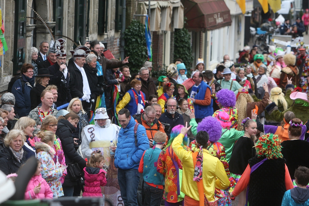 Heel Naarden loopt jaarlijks uit om de carnavalsoptocht voorbij te zien komen.