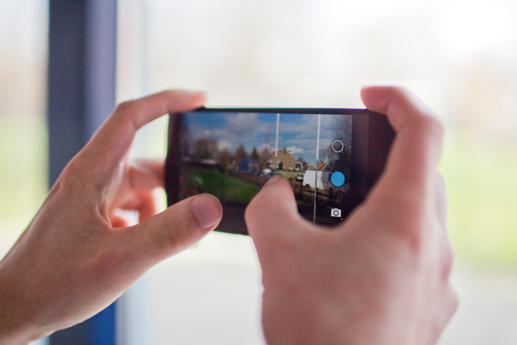 Fotowedstrijd daagt jongeren uit foto's te maken met hun smartphone. 