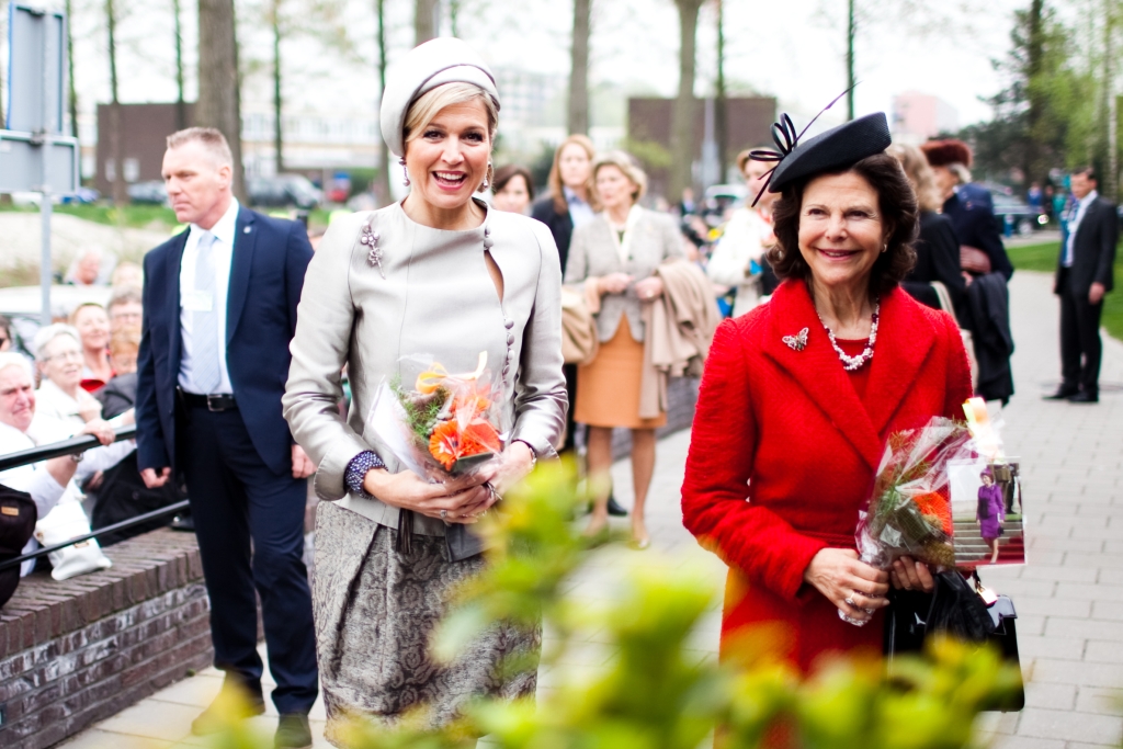 De koninginnen waarderen de enthousiaste begroeting van de Weespers bij De Hogeweyk. Foto's: Christian Pfeiffer, Paul Tollenaar, André Verheul