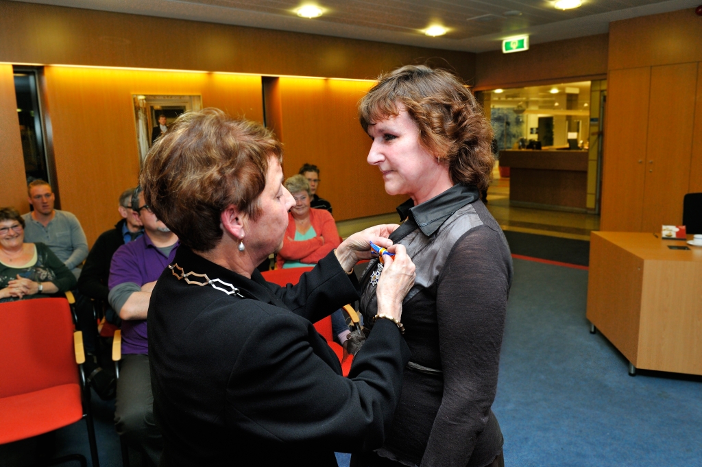 Gerda Smit kreeg een Koninklijke Onderscheiding voor 12 jaar raadswerk.