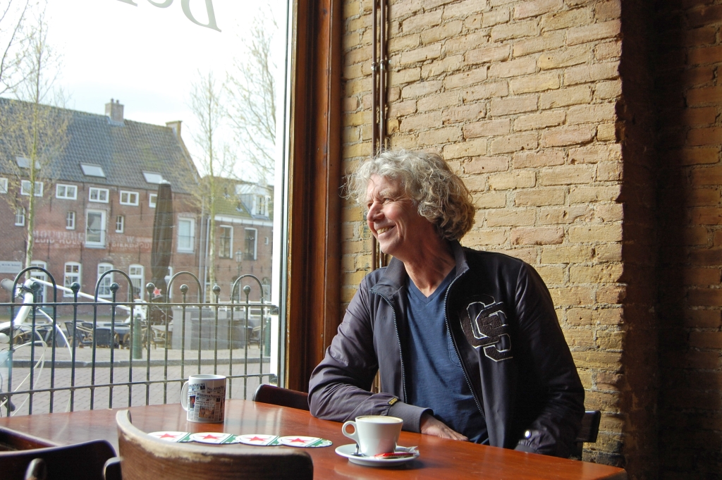 Lars Boom begint elke dag vroeg met schrijven en drinkt rond 11.00 uur een cappuccino bij Toeters & Bellen.