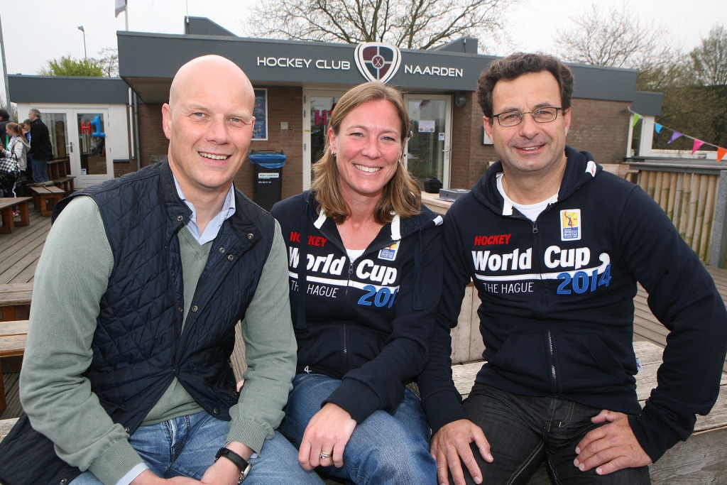 Hockeyers Xander Duijnisveld, Liliannen Rijcken-Voigt en Jacques Craenen zijn druk met de interland.