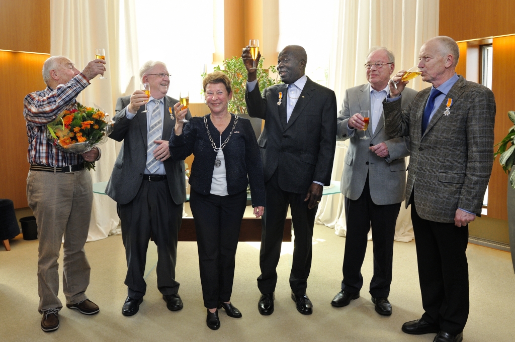 De heren Muller, Kuijken, Roosblad, Kruijswijk en Van der Wateren brengen een toost uit met burgemeester Koopmanschap.