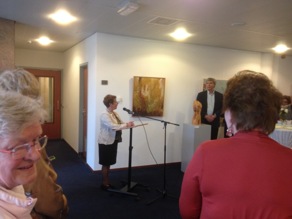 Burgemeester Koopmanschap opent de expositie.