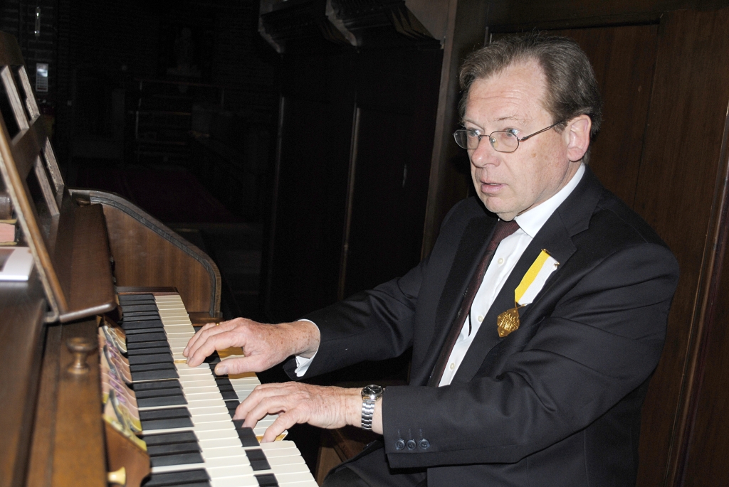 Jean Janssen achter het Steinmeyer-orgel.