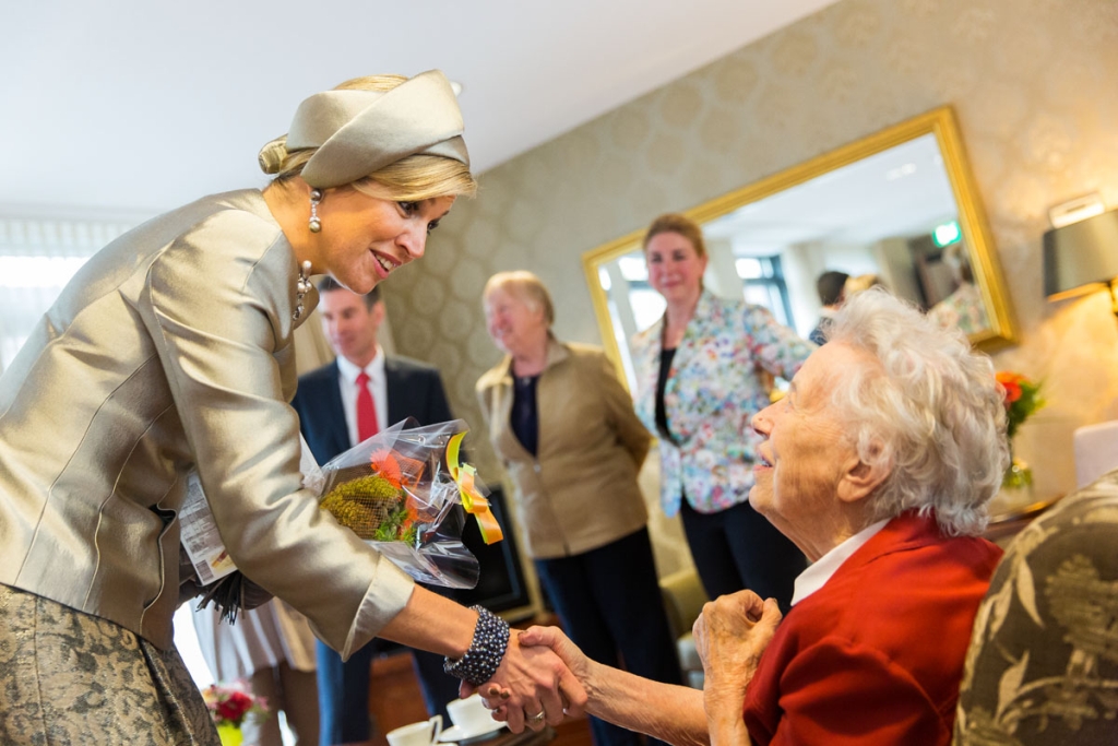 Koningin Máxima ontmoet bewoners van De Hogeweyk, elf jaar na het bezoek van Beatrix aan het verpleeghuis.