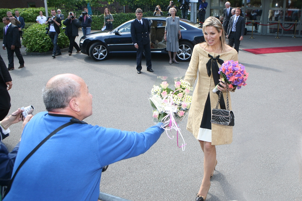 Deze foto sierde de eerste voorpagina. Ferry Volmer, die koningin Máxima een bloemetje geeft, vertelde zijn verhaal een editie later.