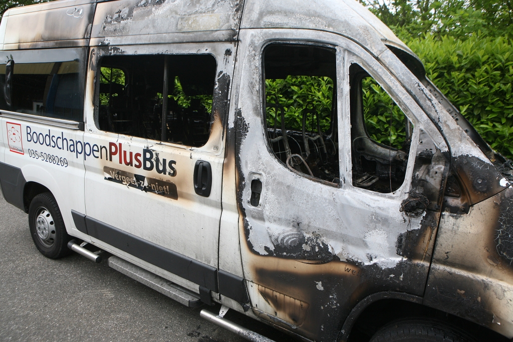 De bus werd verwoest door de brand. 
