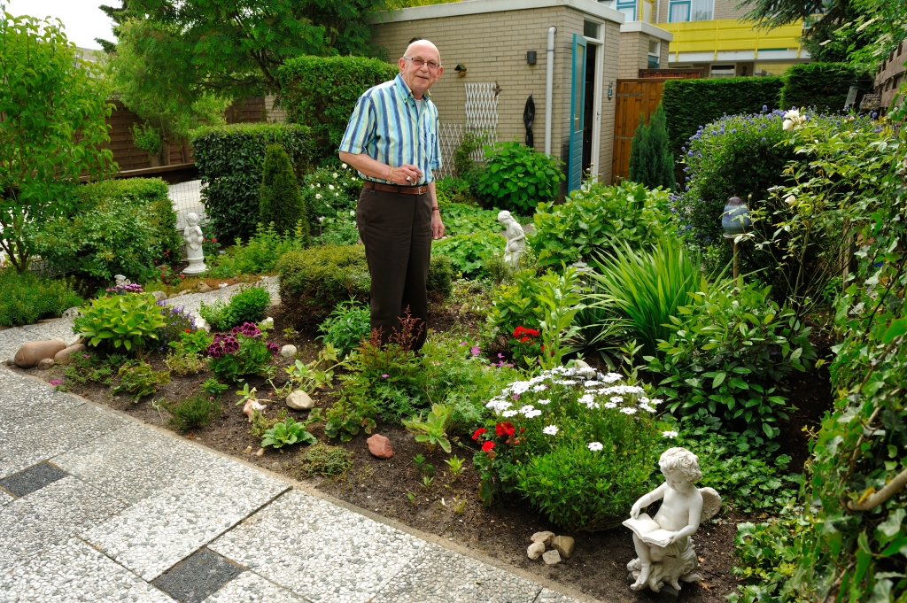 2014: de pastor geniet van zijn tuin in Diemen.