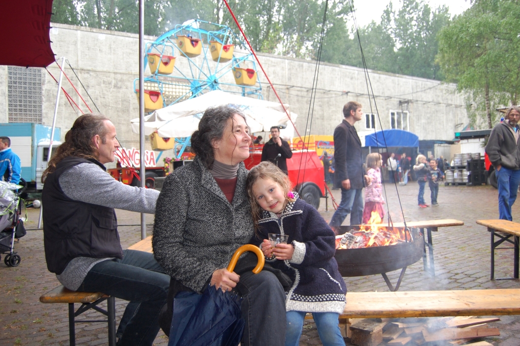 Domijn-voorzitter Irène Lesparre en kleindochter warmen zich tijdens het Open Domijn aan een kampvuur. 
