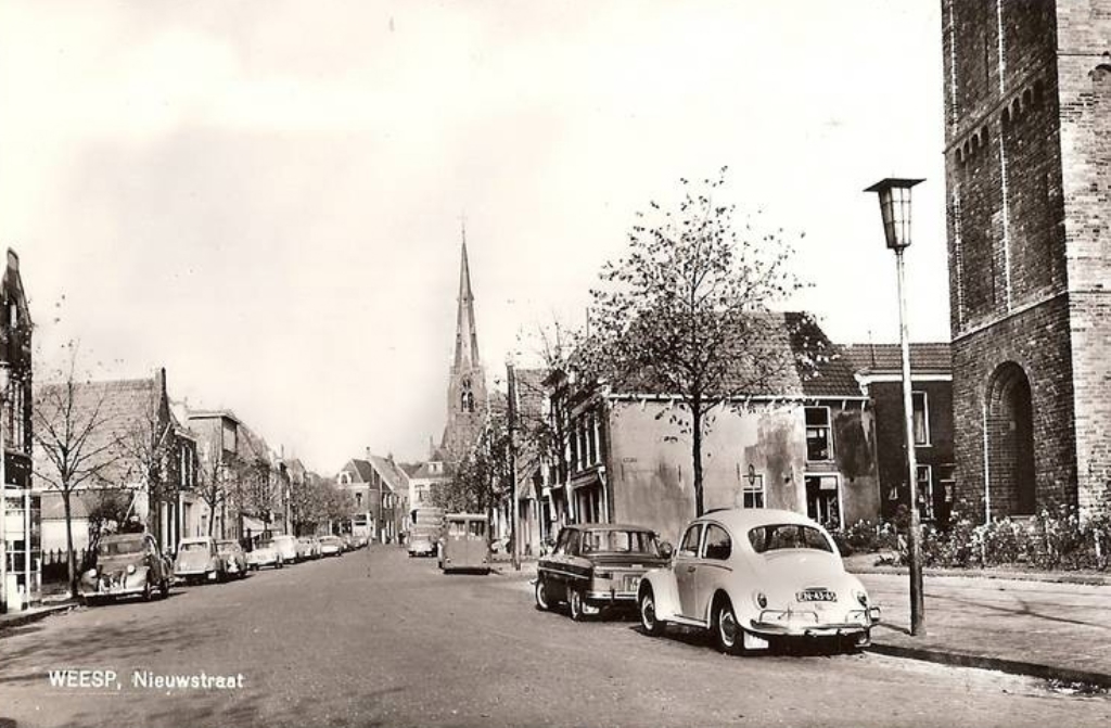 Oude ansichtkaart van de Nieuwstraat in 1955. 