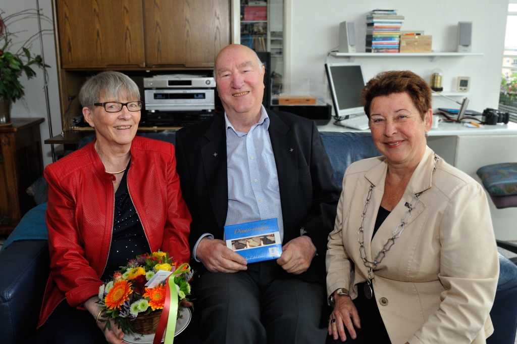 Burgemeester Amy Koopmanschap op bezoek bij de familie Meijer-van Vliet. 
