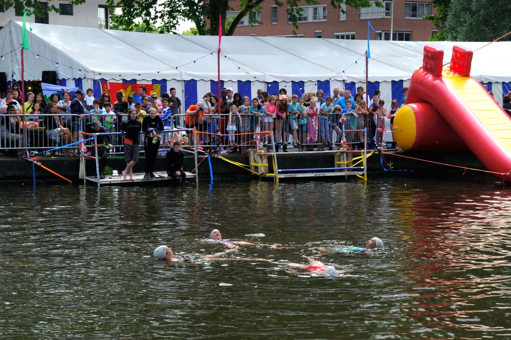 Demonstratie synchroonzwemsters tijdens Loswalfestival.