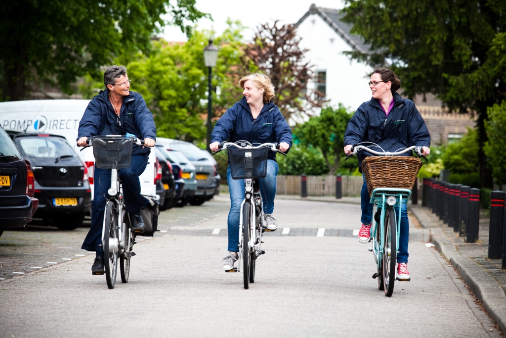 De wijkverpleegkundigen in Weesp komen met de fiets aan huis.