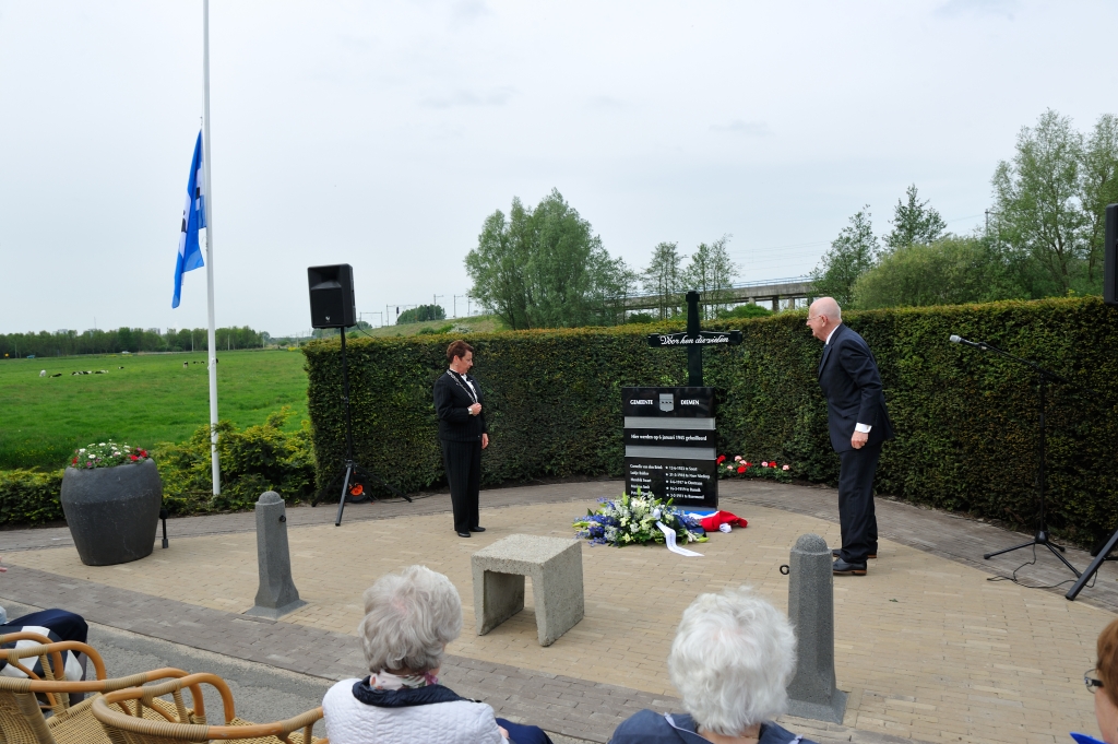 Burgemeester Koopmanschap en oud-burgemeester De Hon onthulden de gedenksteen.