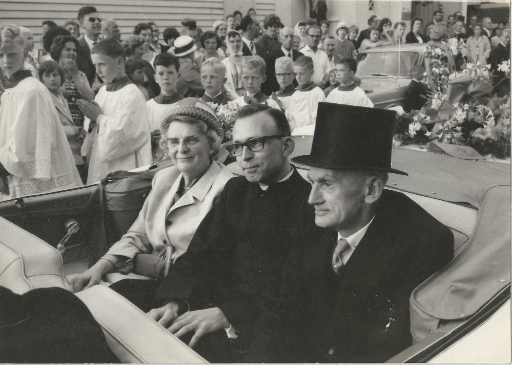 Mei 1964: Pastor Tönis tussen zijn ouders. Na de wijding in Haarlem werd hij in zijn woonplaats Bussum groots ingehaald.