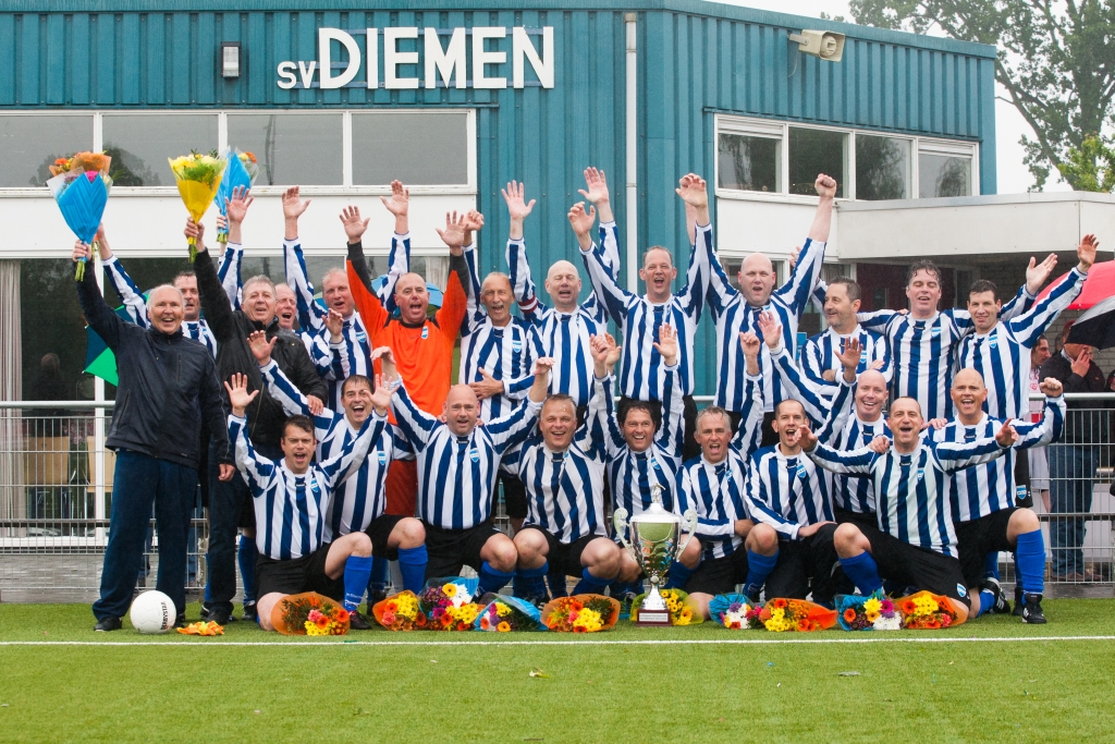 Veteranen van SV Diemen vieren kampioenschap.