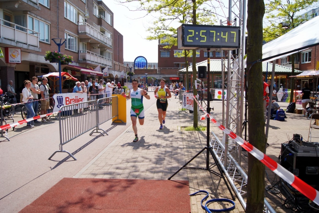 De loopronde van de Oostermeent Triathlon eindigt in het winkelcentrum. De deelnemers aan de lange afstanden doen twee rondes.