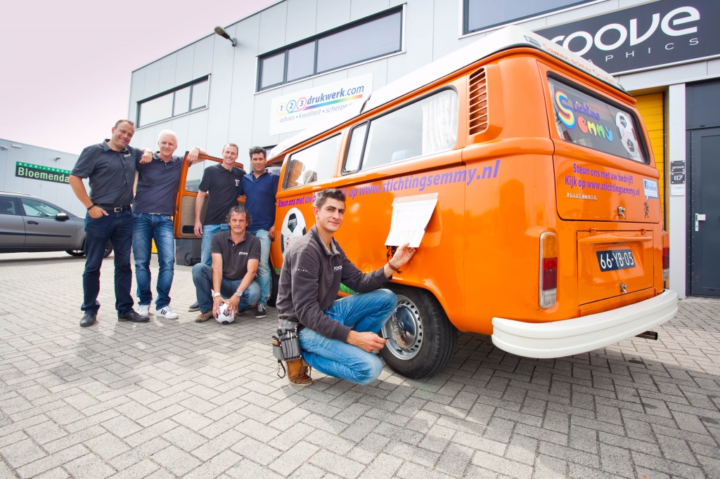Oranjekoorts in 2014: Weesper ondernemers steunen Stichting Semmy. 