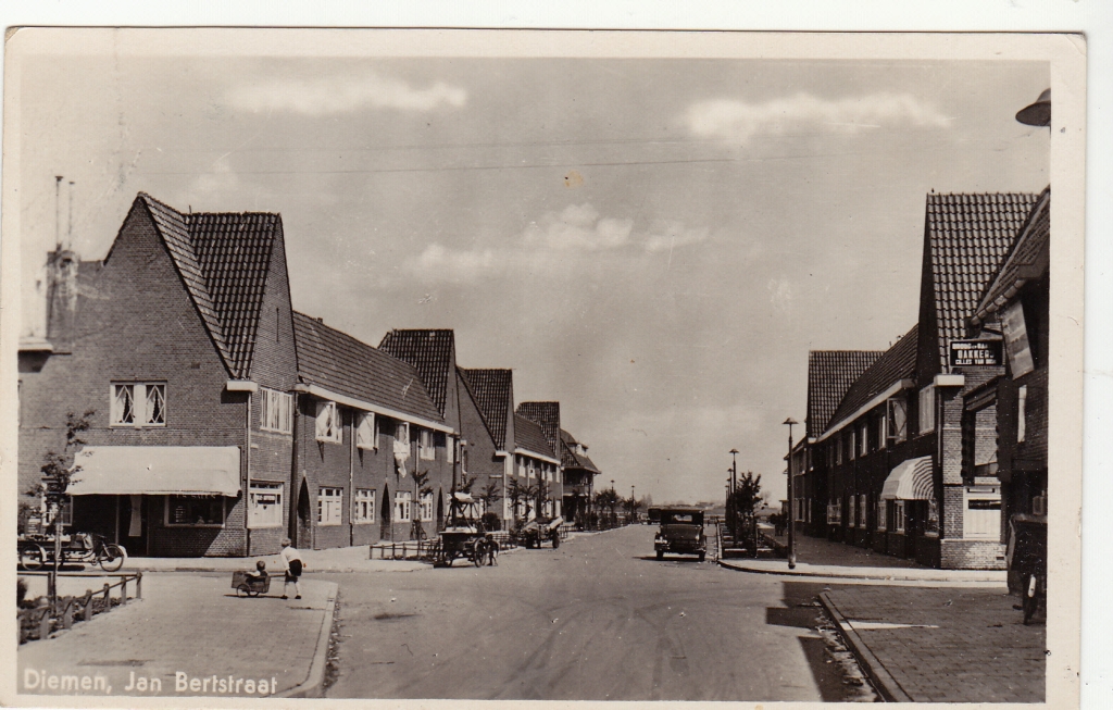 De Jan Bertsstraat vlak voor de oorlog. Het gezin Rotenberg woonde aan de linkerkant. De rechterkant van de straat werd in 1944 op last van de Duitsers afgebroken. (Coll. HKD)