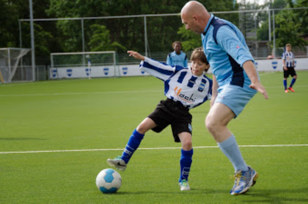 De D-selectie van SV Diemen sloot het seizoen af met een duel tegen trainers en ouders.