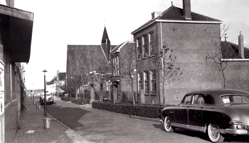 De  Schoolstraat in de jaren vijftig. Rechts de voormalige Sint-Petrusschool en daarachter de Bethlehemkerk. Links de luifel van café Mell.