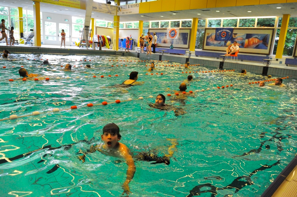 Baantjes zwemmen tijdens zwemvierdaagse.