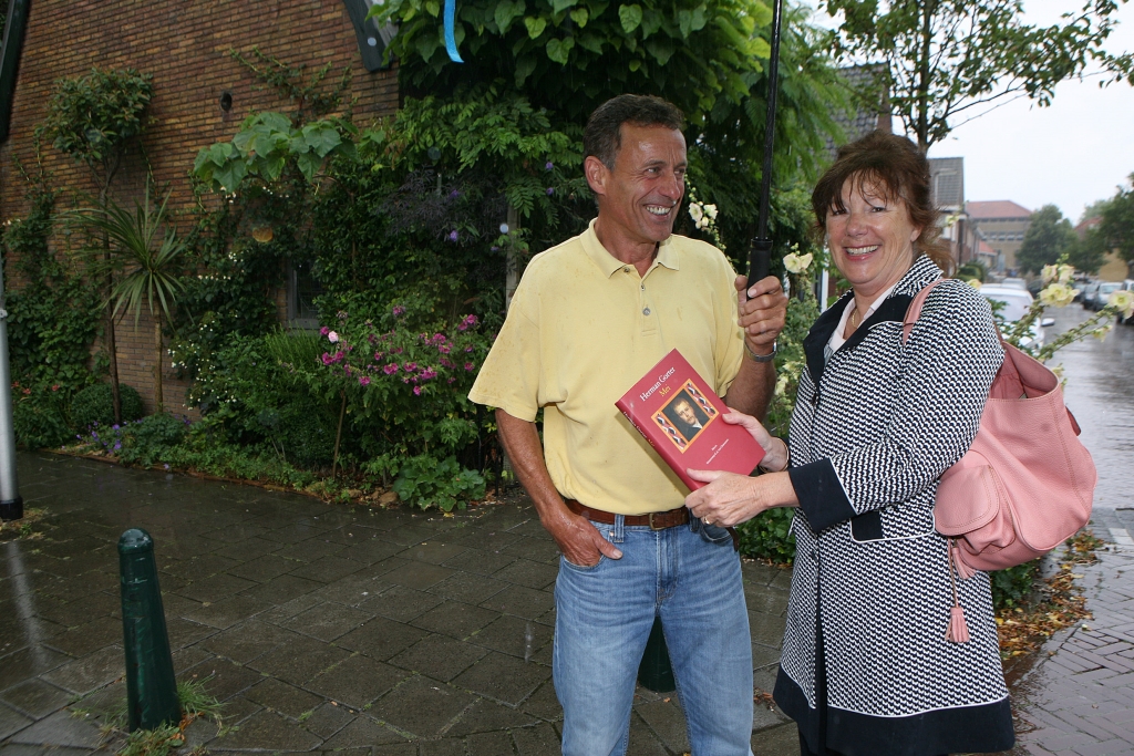 Wethouder Nen van Ramhorst gaf Volk onder meer een boek cadeau.