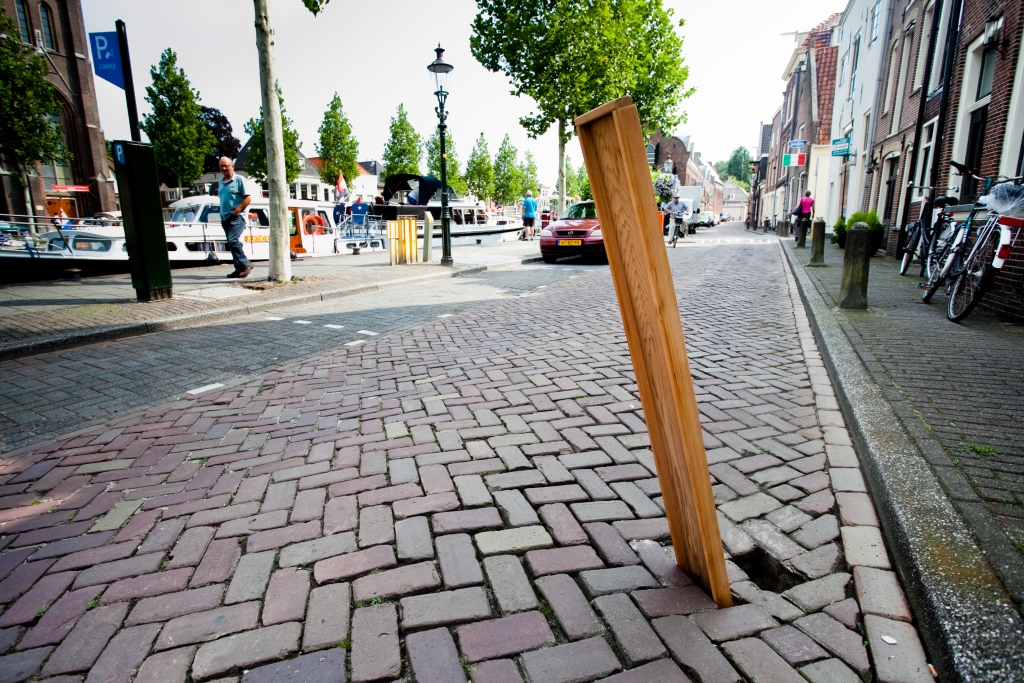 Plank in de straat om fietsers te waarschuwen. 