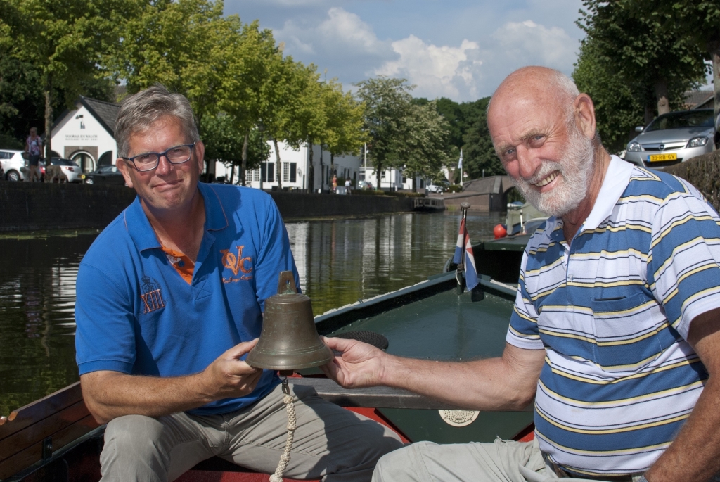 Lex Maat (links ) en Nol van Bennekom met de scheepsbel.