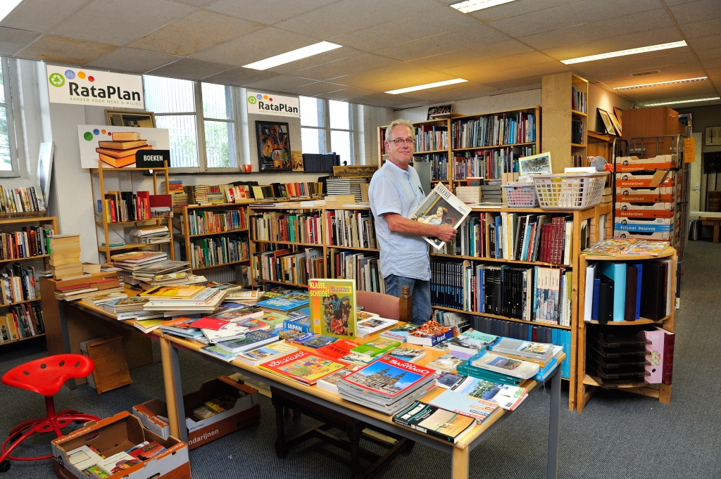 Peter Borst op de boekenafdeling van Rataplan.