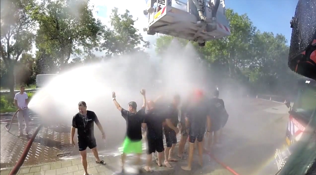 De Weesper brandweer nam de ALS Ice Bucket Challenge op deze manier aan.