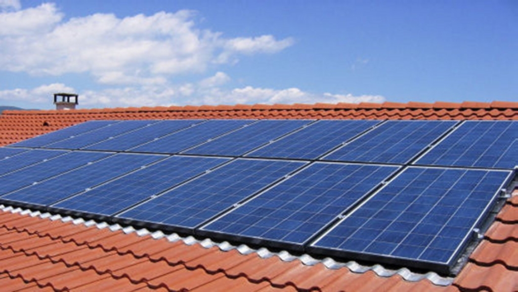 Zonnepanelen aan laten brengen op het dak is een manier om de woning te verduurzamen.