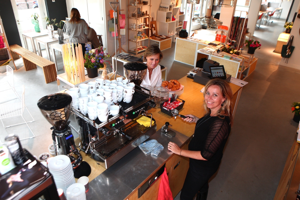 Angèle Duijnstee, op de foto aan het werk in de koffiecorner, bedacht het vernieuwende concept. 