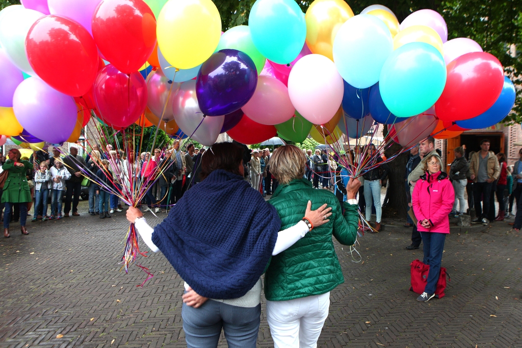 Vele ballonnen geven de rouwstoet kleur. 