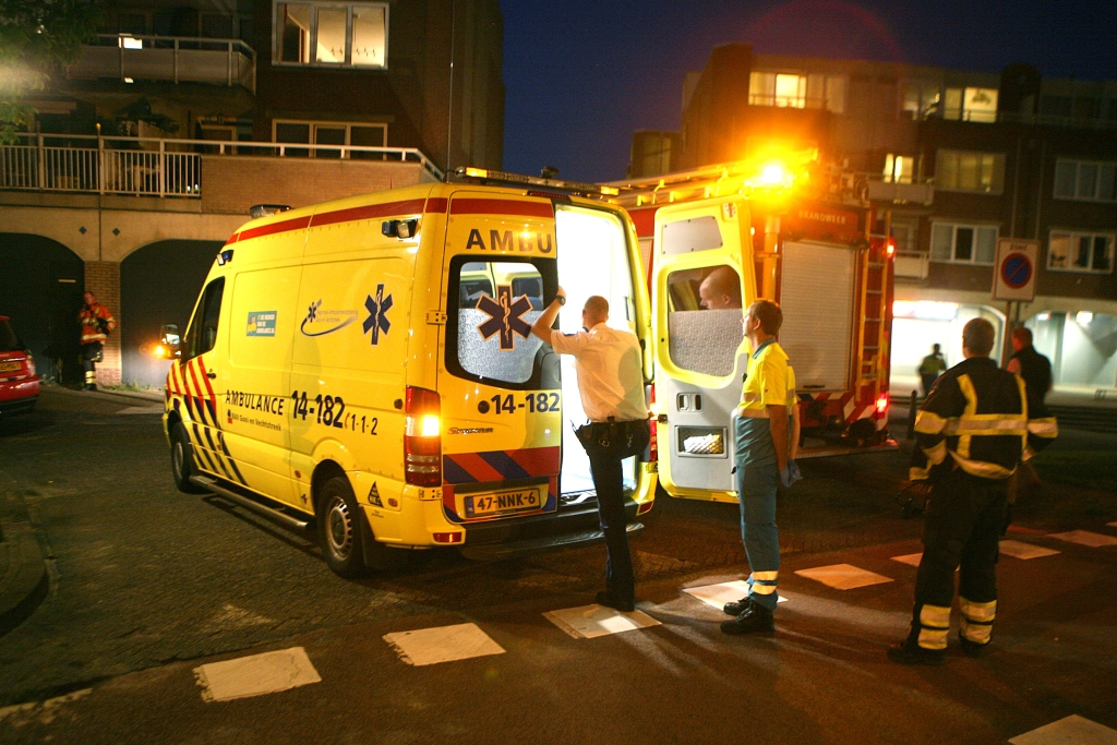 Het slachtoffer wordt in de ambulance onderzocht.