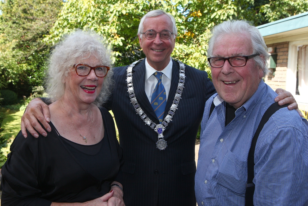 Het gelukkige echtpaar kreeg bezoek van de burgemeester.