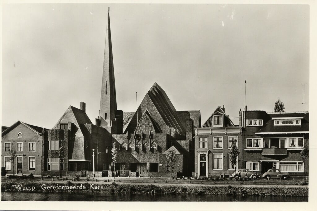 De opvallende Gereformeerde Kerk aan de Hoogstraat. Verwoest bij de grote brand van Weesp in 1968. 