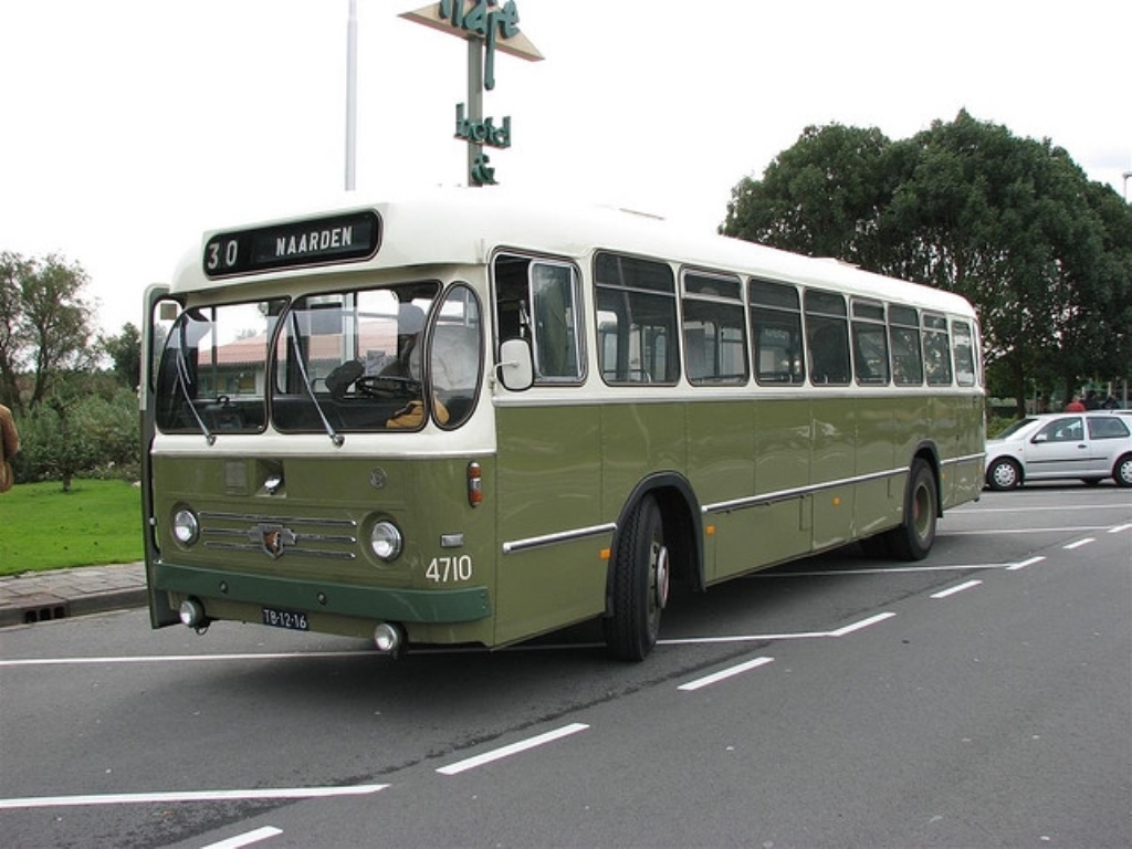 Maak een ritje van Naarden naar Bussum in deze oude bus.