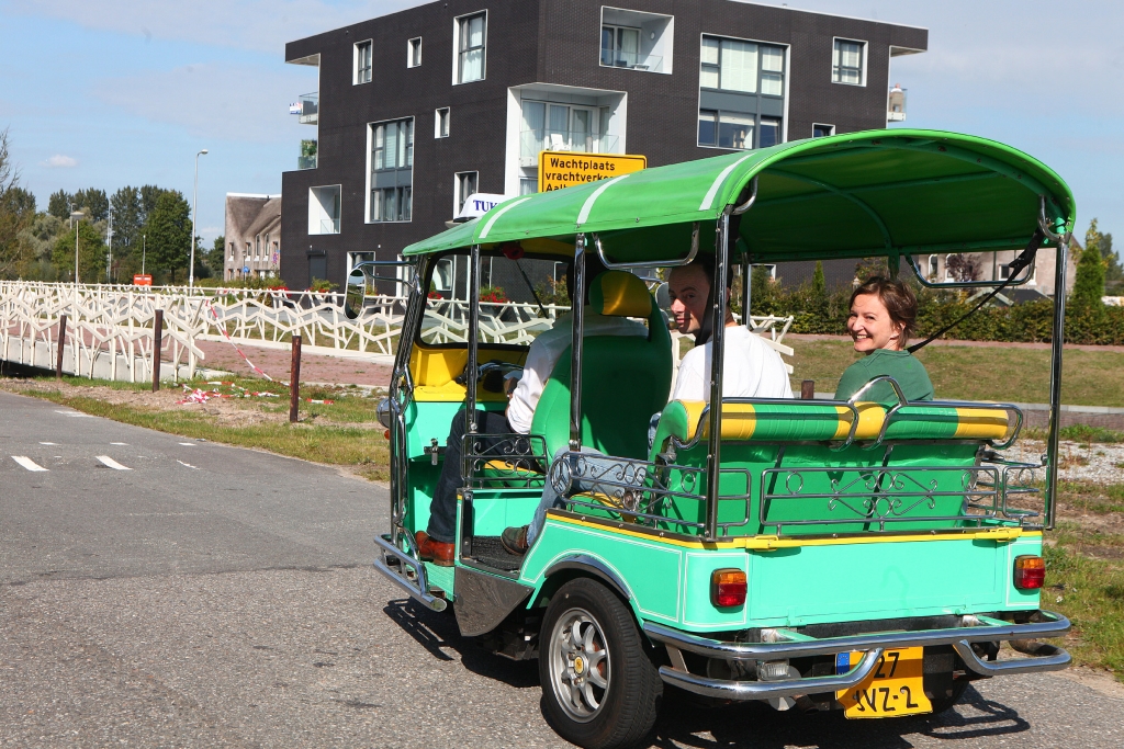 Tijdens de Nieuwbouwdag van afgelopen zaterdag konden geïnteresseerden met een tuktuk door de Blaricummermeent rijden.