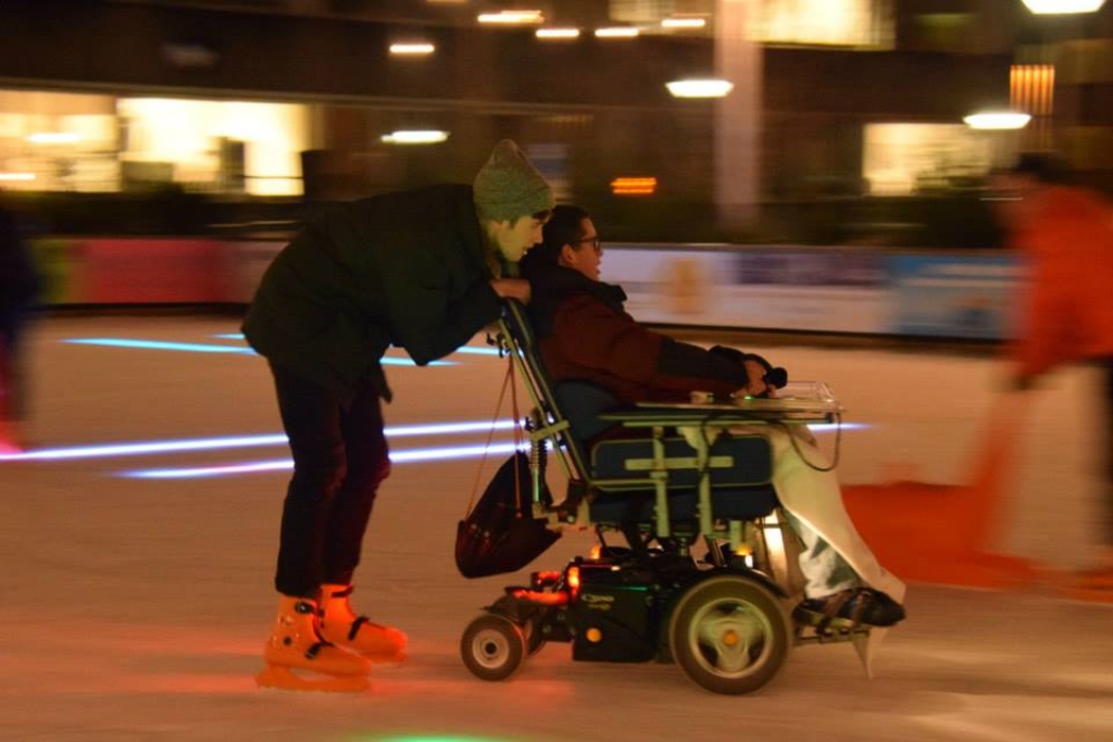 Met de rolstoel het ijs op.