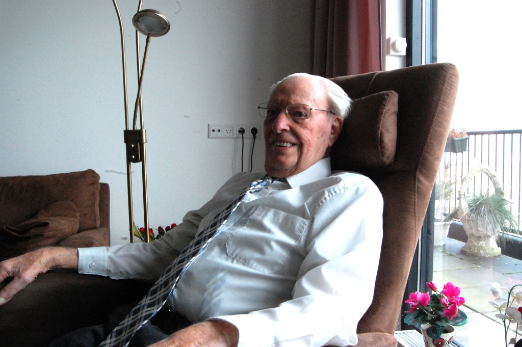 Teus Vos op zijn 100ste verjaardag in 2015. 