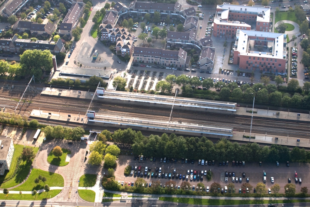 Het station van Weesp telt nu zes sporen. Dat moeten er acht worden.