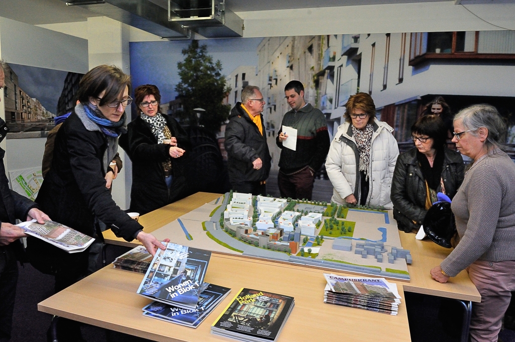 Bezoekers bekijken de plannen voor de nieuwe wijk.