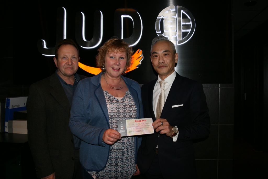 Glenn Yiu overhandigt namens eigenaar Liang van restaurant Judo de prijs aan DiemerNieuwskenner Helma Sikking en echtgenoot Jan.