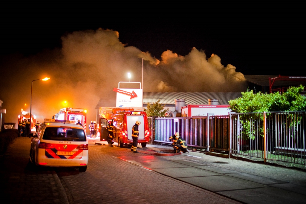 De Weesper brandweer in actie bij een grote brand op de Nijverheidslaan vorig jaar. 