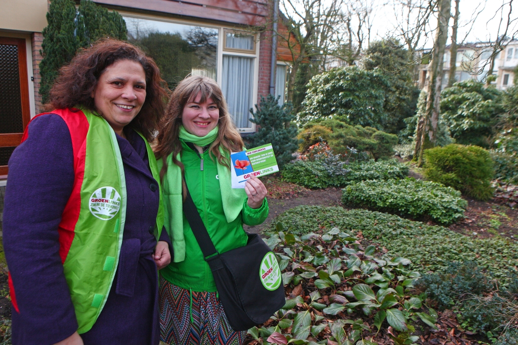 Monica Lemmens (links) en Larisa Landré van GroenLinks delen complimenten uit voor groene tuinen.