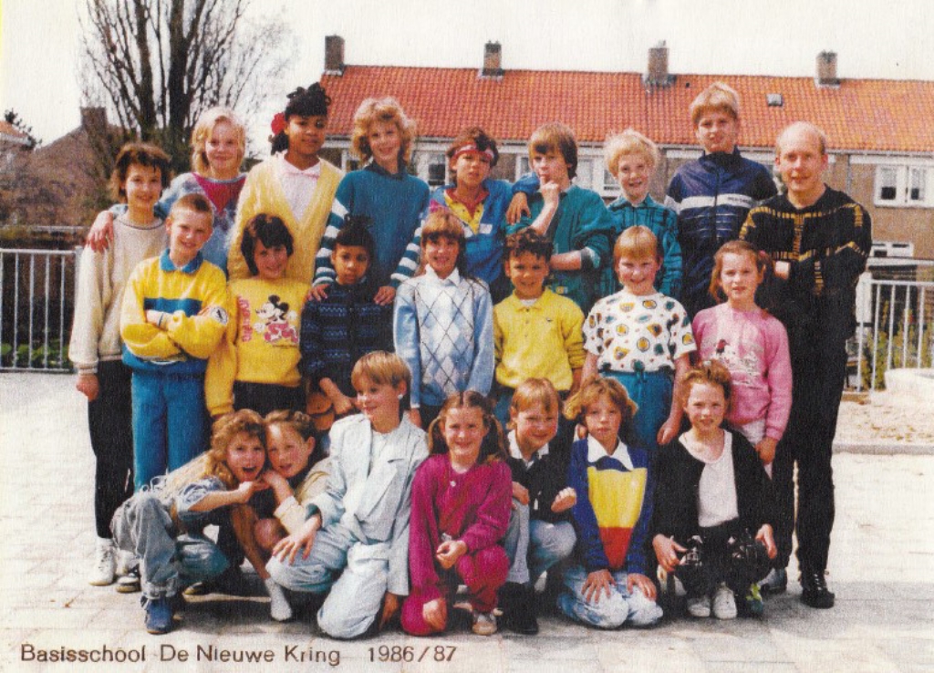 Groep 3 t/m 8 in 1986, uiterst links Rina de Blieck, uiterst rechts Ben Willers.