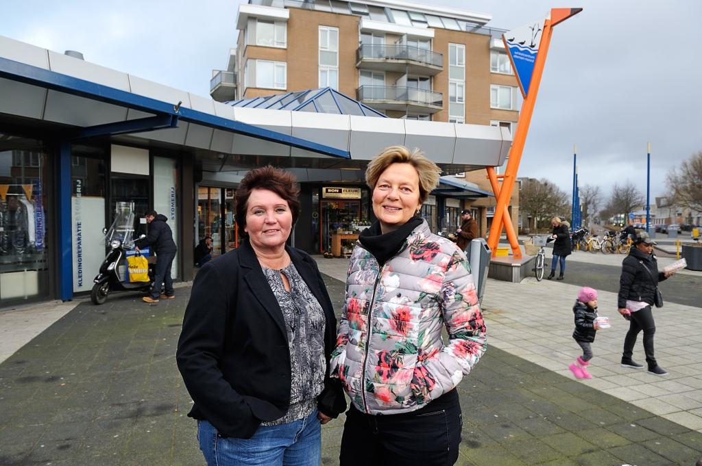 Sylvia Bon en Adriane Velthuizen: 'Het winkelcentrum is de ontmoetingsplek van de wijk.'